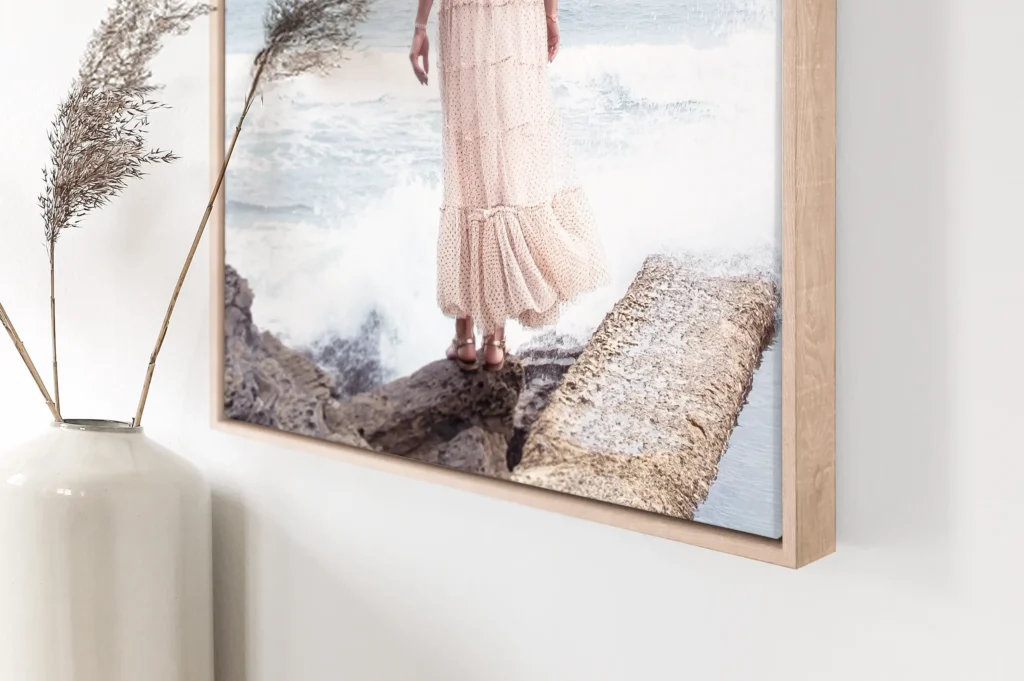 Wandbilder Fotoboard mit Schattenfuge Frau an Klippe Wellen